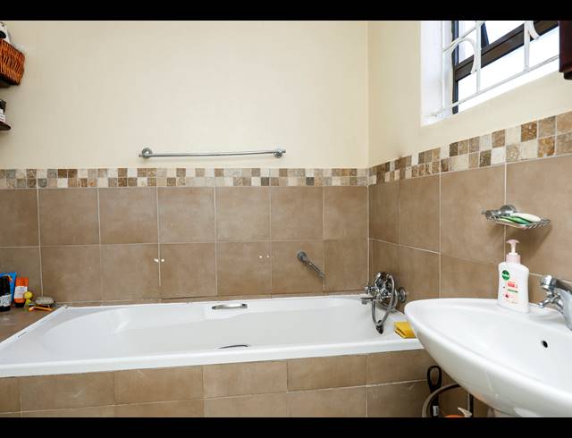 3 BEDROOM FREEHOLD FOR SALE IN GLENWOOD